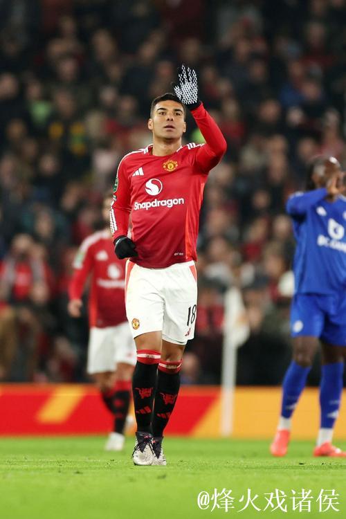 不满尽显！B费赛后用球衣擦汗，与卡塞米罗热烈交流